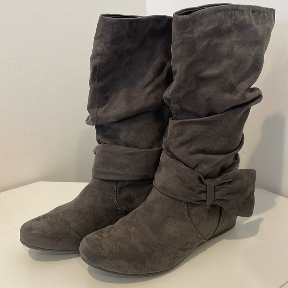 WORN ONCE! XAppeal Lylah Suede Boot w/ heel protector - Size 9M - Dark Grey